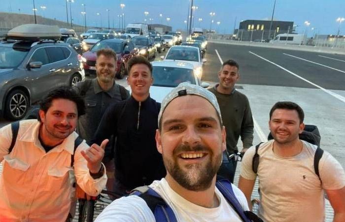 British singles stuck at Schiphol, go to England by bike