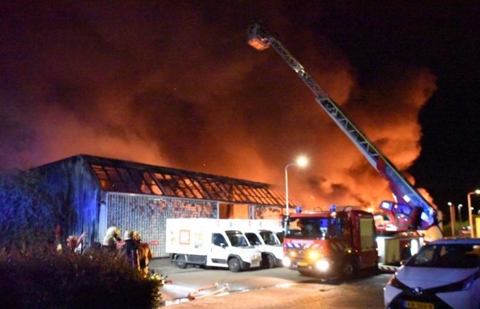 Major fire in distribution center Picnic in Almelo, building completely destroyed