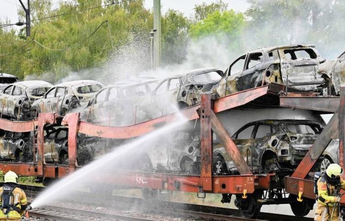 60 hybrid cars on freight train on fire due to catenary break, train traffic flat until tomorrow evening | Inland