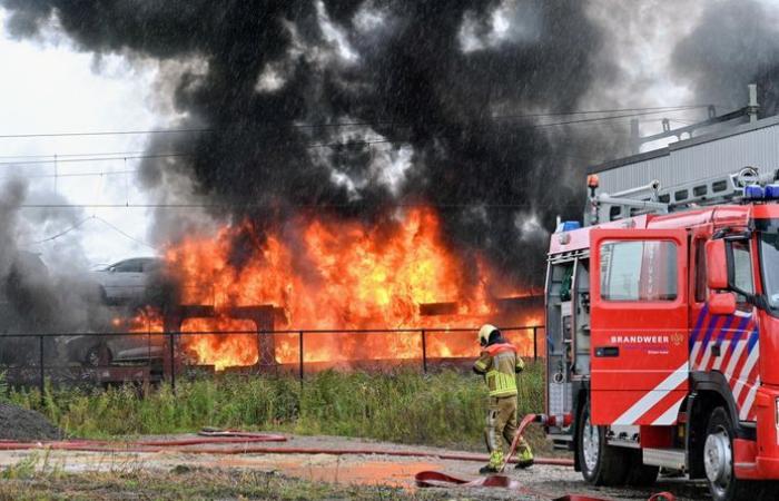 60 hybrid cars on freight train on fire due to catenary break, train traffic flat until tomorrow evening | Inland