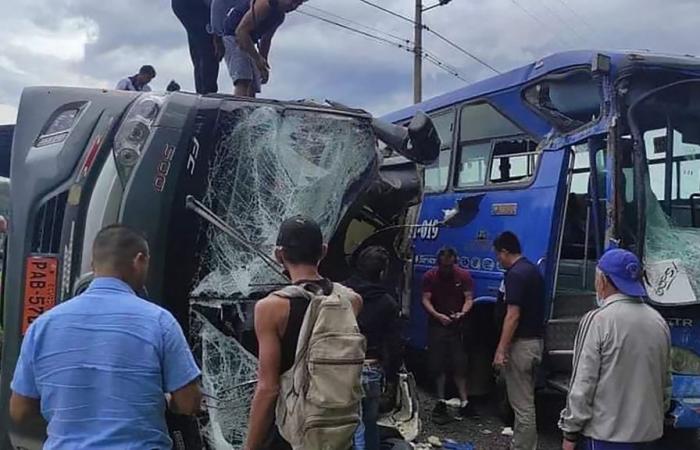 Two Dutch people died in Ecuador bus accident, twelve injured