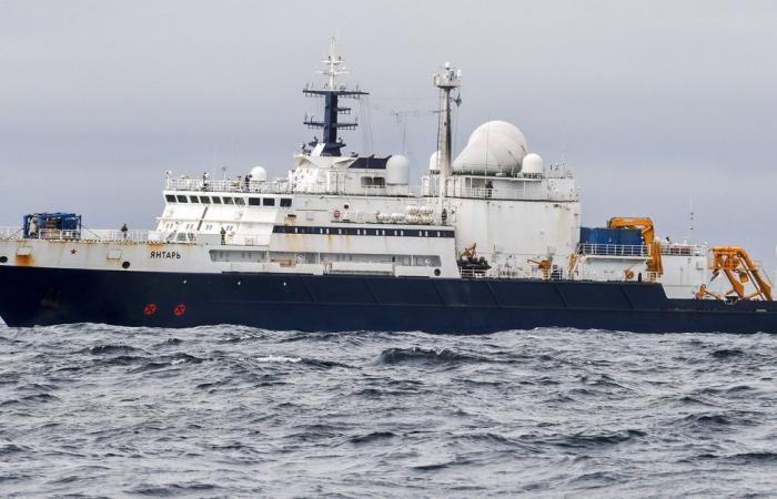 Russian ship brings message after cable break