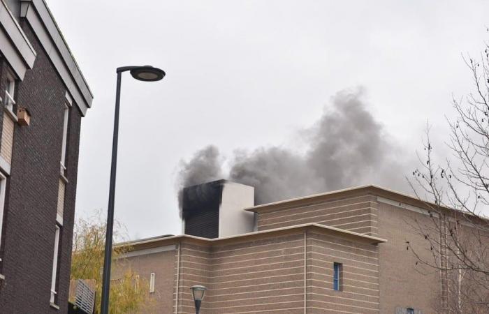 Major fire in Leiden high-voltage substation; black cloud of smoke passes over residential area, flat is evacuated