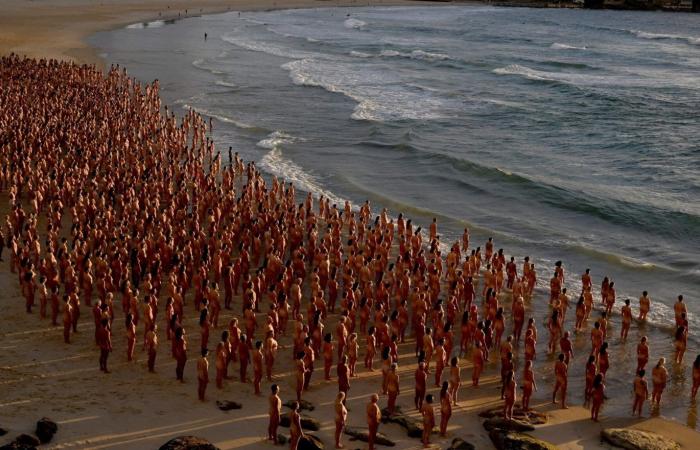Thousands of naked people on Sydney beach against skin cancer