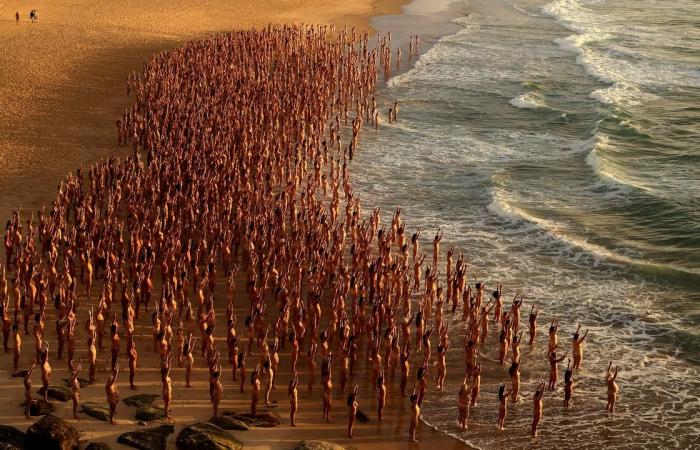 Thousands of naked people on Sydney beach against skin cancer | Abroad