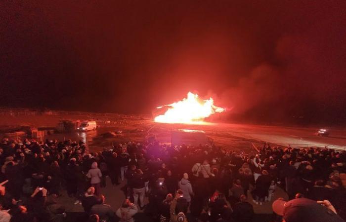 Bonfires in Scheveningen and Duindorp ignited after a fireworks show on the boulevard | The Hague