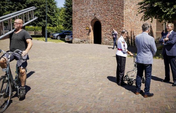 Royal visits in Drenthe: collision with window cleaner and sheepfold opens doors