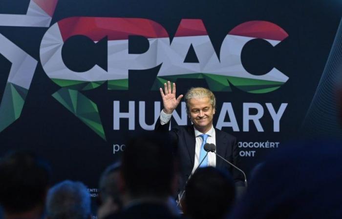 Whoever wins the elections must ‘show responsibility’, Wilders says at the radical right conference, so he is holding back