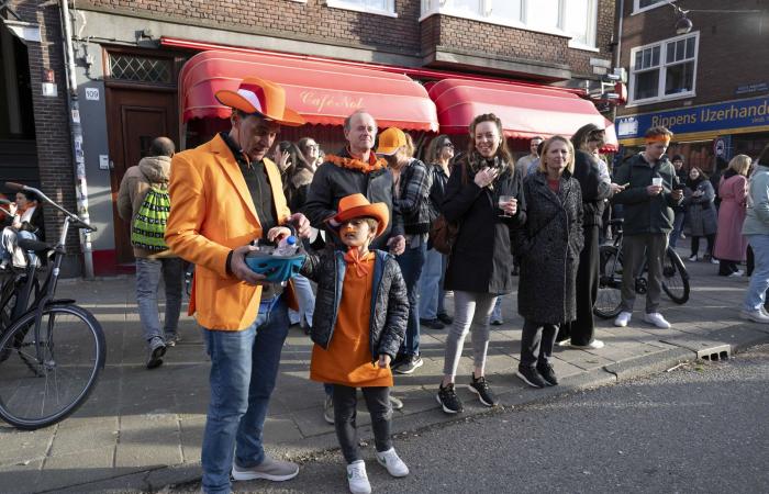Live: King’s Day 2024 in Amsterdam | Vibrant mix of hustle and bustle and conviviality in the city center