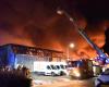 Major fire in distribution center Picnic in Almelo, building completely destroyed