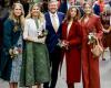Royal family complete on visit to Emmen, changeable weather on King’s Day