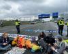 Live | XR demonstrators removed from the A10 highway by police