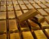 Gold slips as dollar firms, traders bread on rate cut timing