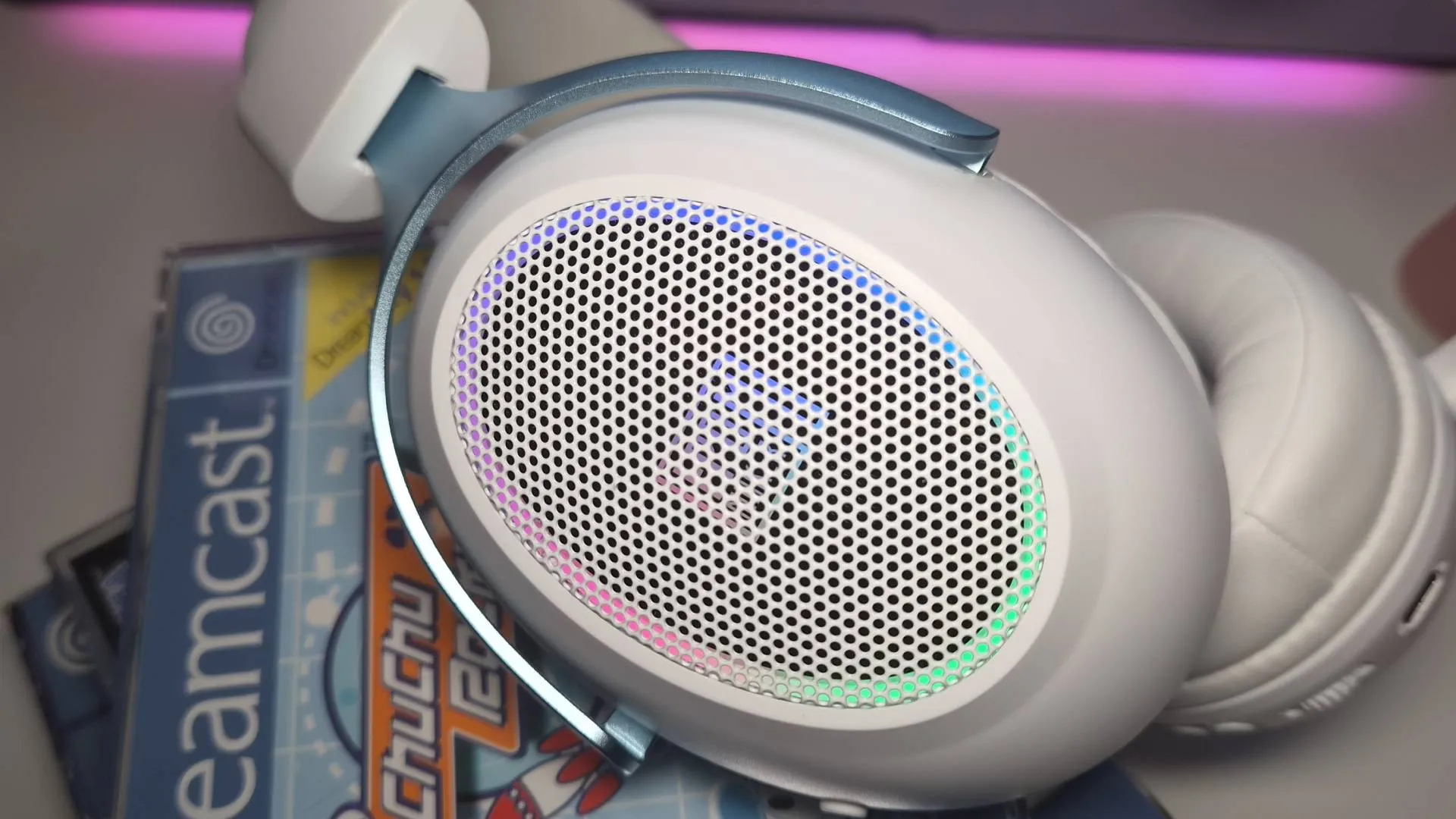 Photo of the white model Epomaker GX1 gaming headset earcup.