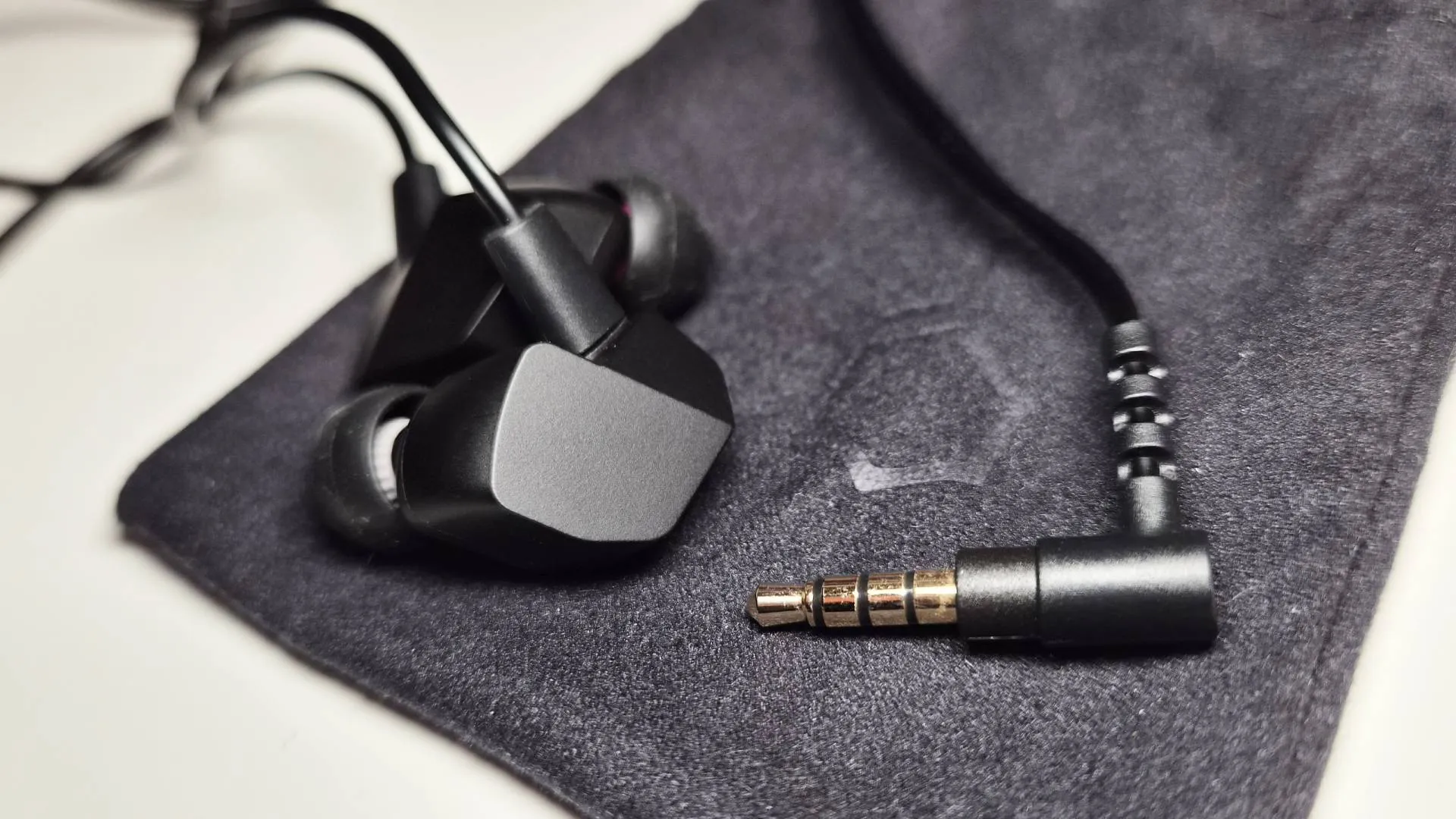 Close up of the 3.5 jack of the Final VR3000 Gaming Earphones.